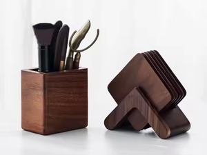 Posavasos de nogal Posavasos de madera cuadrados de estilo clásico de calidad premium Juego de 6 Posavasos de madera de nogal de Crescent Crafts - Product Image 6