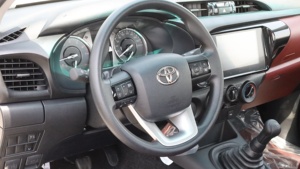 Toyota Hilux Pickup 2025, 4 places, phares halogènes, pneus R17, conduite à gauche, couleur blanche - Product Image 3