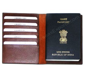 Porte-passeport en cuir véritable avec plusieurs fentes pour cartes couverture de passeport classique en relief avec logo personnalisé en cuir de vachette souple - Product Image 1