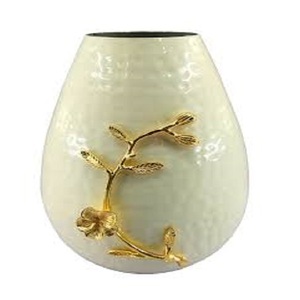 Vase à fleurs martelé moderne en métal aluminium avec motif de feuille florale dorée et couleur ivoire pour décoration de mariage fait à la main - Product Image 1