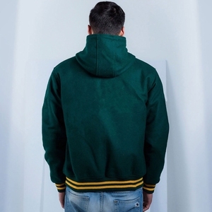 Veste universitaire verte pour homme, corps en laine avec capuche, poignets et poches rayés jaunes, logo brodé personnalisé, style baseball - Product Image 6