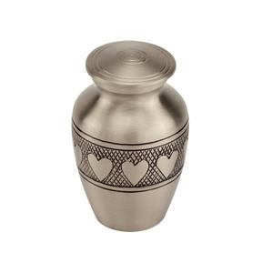 Urne funéraire en laiton de conception de coeur Urnes commémoratives en laiton massif de qualité supérieure pour les cendres humaines - Product Image 1