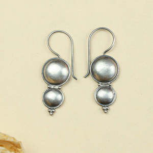 Boucles d'oreilles pendantes en argent 925 Tridha Chandrika, motif en forme de boule, design élégant - Product Image 5