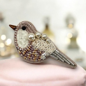 Broches à perles Broche de créateur faite à la main. Accessoires de haute qualité. Broche au design unique. Meilleur cadeau pour une fête prénatale. - Product Image 1