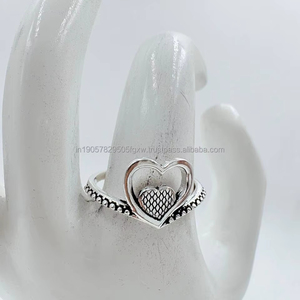 Bague en argent sterling torsadé moderne faite à la main - Product Image 2
