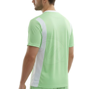Maillot de football athlétique personnalisé, vêtements de performance pour les entraînements et les matchs de club de football. - Product Image 2