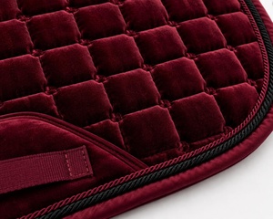 Ensemble de tapis de selle matelassé en velours rouge de luxe Tough Tack, avec voile anti-mouches respirant et protège-pattes en maille pour l'équitation anglaise - Product Image 3