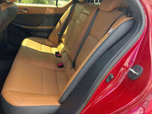 IS 300 d'occasion 2023, faible kilométrage, transmission automatique, sièges en cuir, tout en parfait état, prêt à être expédié. - Product Image 6