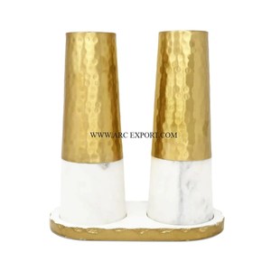 Aluminio dorado pulido Decoración de mesa cocina sal y pimienta Juego de 2 formas diferentes diseño de tendencia cocina sal pimienta - Product Image 3