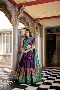Lehenga Choli de Seda Tussar Semi-Cosido para Adultos, Escote Corazón, Silueta en A, Largo hasta el Suelo, Espalda Descubierta, Estampado Metalizado para Bodas - Product Image 4