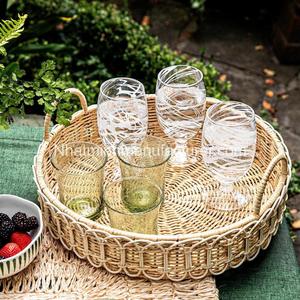 Bandeja de servicio tejida de ratán Bandeja de mesa de centro decorativa con asas para pan Frutas Verduras para uso doméstico o en Restaurante - Product Image 4