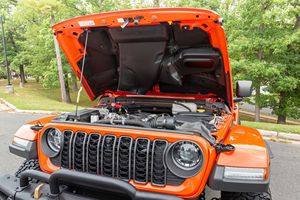 Wrangler Unlimited Rubicon 392 2023, Edición 20 Aniversario, 4x4, ~4,700 Millas, Motor Hemi V8 de 6.4 Litros, Tracción Total Permanente, Color Punk'n Metallic - Product Image 6