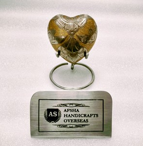 Hermoso Recuerdo de Corazón Grabado en Plata y Oro con Base de Latón para Cenizas de Cremación - Product Image 1