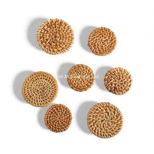 Breloque en rotin, artisanat fait main, matériau naturel, breloque pour bijoux, design de boucles d'oreilles et de colliers - Product Image 1