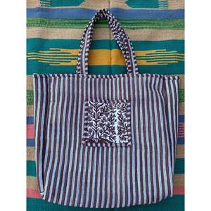 Bolsa de Mano Reversible Extra Grande de Algodón Acolchado, Ecológica y Resistente, Diseño de Hombro para Compras, Color Marrón Vibrante - Product Image 4
