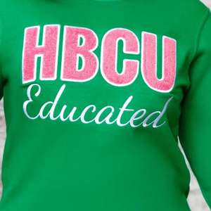Sweat-shirt brodé en chenille vert HBCU, vêtements de sororité, coton premium, col rond, pull pour femmes - Product Image 4