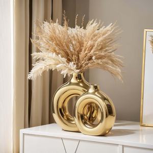 Vase à fleurs en métal couleur or mat au design moderne Décoration de maison luxueuse pour de superbes compositions florales - Product Image 2