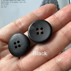 Botón Natural de Cuerno de Búfalo al por Mayor, Acabado en Blanco para Accesorios de Ropa, Alta Calidad - Product Image 2