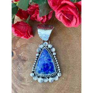 Pendentif religieux vintage fait main Damian en coton, lapis-lazuli et argent sterling avec serti clos et motif numérique en or rose - Product Image 1