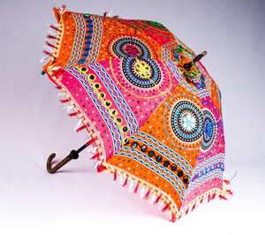 Sombrilla decorativa rajastaní con bordado de espejo, perfecta para eventos al aire libre o fiestas, disponible a precios de mayoreo. - Product Image 4