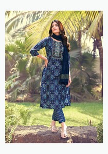 Ensemble Kurti prêt-à-porter en tissu imprimé avec broderie fantaisie et dupatta à franges pour vente en ligne - Product Image 4