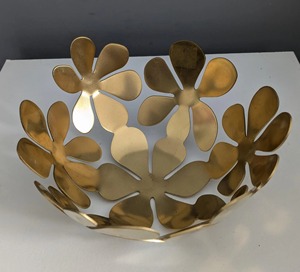 Cuenco Decorativo de Metal con Diseño de Flores Doradas Contemporáneo, para Decoración del Hogar, Almacenamiento de Frutas y Exhibición Festiva, de la India - Product Image 1