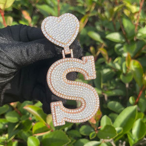 Pendentif Hip Hop personnalisé de luxe en argent sterling plaqué or avec moissanite, design élégant et serti de lettres, collection Star Dust Fine Jewelry - Product Image 3