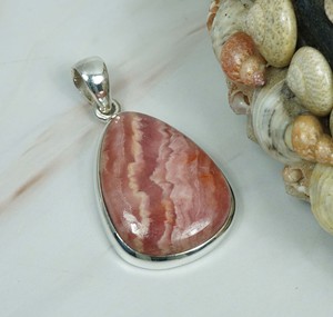 Colgante fino de Plata de Ley 925 y sólida collar con abalorio con incrustaciones de bisel de corte de pera de Rodocrosita rosa - Product Image 1