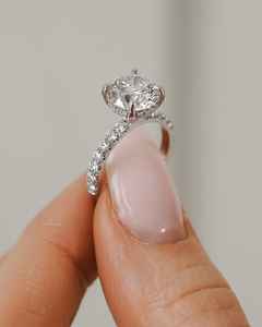 แหวนทองคำขาว14K แหวน VS1กลม2.00CT ไพ่คนเดียวพร้อมเน้นเสียงแหวนหมั้นเพชรจำลองแหวนแต่งงานสำหรับเธอ - Product Image 5