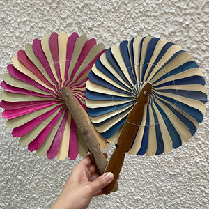 Éventail en feuilles de palmier rustique, feuillage de palmier séché, léger, portable, ornement à main pour une décoration intérieure élégante, fabriqué au Vietnam - Product Image 1