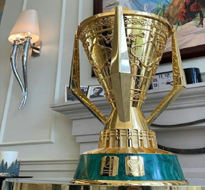 Elegant golden trophy cup featuring a <b>large</b> diamond <b>lid</b> and filigree. Luxury available at wholesale prices. - Product Image 6