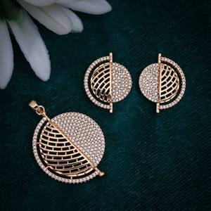 ชุดจี้ตาข่ายเรขาคณิตทันสมัยสำหรับผู้หญิง ชุบทอง คุณภาพสูง ทำจากโลหะผสม ประดับด้วยเพชรซิรคอนระยิบระยับ เครื่องประดับสแตนเลส - Product Image 1