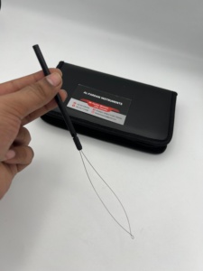 Perles pour extensions de cheveux couleur noir mat avec poignée à boucle pour l'application des perles, entièrement personnalisables avec nom de marque sur mesure - Product Image 3