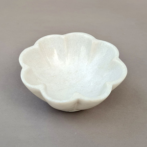 Cuenco Decorativo de Mármol Ecológico Tallado a Mano con Diseño de Pétalos de Flor, Urli, Pájaros, Ondas y Canales - Product Image 2