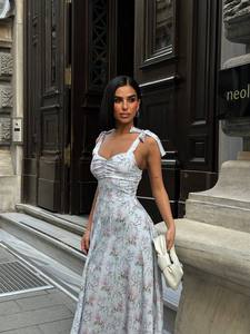 Robe midi d'été élégante et décontractée à fleurs avec bretelles à nouer aux épaules, en tissu satiné léger, pour le quotidien ou la plage - Product Image 4