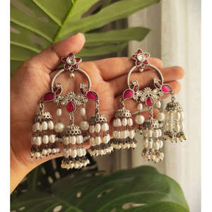 Boucles d'oreilles pendantes Jhumki Trio Paon Perle Rose Tribal Tales, plaquées or, avec perles d'eau douce, pour les fêtes - Product Image 1