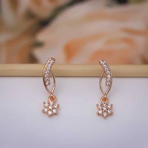 Boucles d'oreilles tendance pour femmes, style goutte de fleur, plaquées or, en acier inoxydable avec zircon - Product Image 1