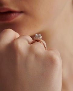 Premium Cushion Double Edge Halo Split Shank Round Solitaire 925 Anillo de plata Diamante natural Compromiso Proveedor de joyería de boda - Product Image 6