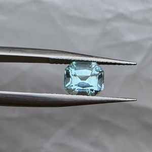 Pierre précieuse naturelle en tourmaline bleue de 1,15 carat, taille coussin, pierre libre non traitée, effets optiques légers, vente en gros - Product Image 3