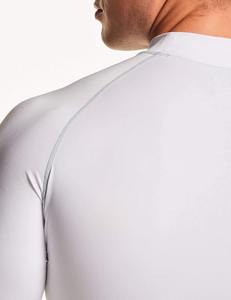 Rashguard de Spandex/Poliéster Transpirable Personalizable de la Mejor Calidad en Varios Colores para la Comodidad Masculina - Product Image 4