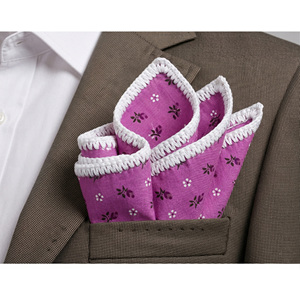 Pañuelo de bolsillo artesanal exclusivo con borde tejido floral en rosa, negro y blanco para traje o blazer - Product Image 1