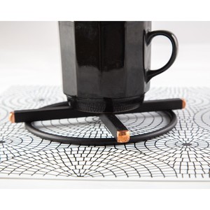 Dessous de plat en métal minimaliste soudé à la main, velours noir avec extrémités en cuivre support de pot cadeau de pendaison de crémaillère élégant - Product Image 5