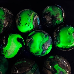 Vente en gros de boules <span class=keywords><strong>magiques</strong></span> en cristal naturel, sphères d'agate volcanique avec réaction UV verte pour la décoration de la maison - Product Image 4