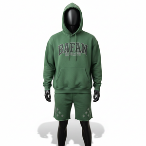 ชุดเซ็ตฮู้ดดี้และกางเกงขาสั้นผู้ชาย ผ้าฟลีซคอตตอนโพลีเอสเตอร์ พรีเมียม 320 GSM สีเขียวเข้ม พร้อมโลโก้ปักลายด้วยเทคนิคฮีททรานเฟอร์ - Product Image 1