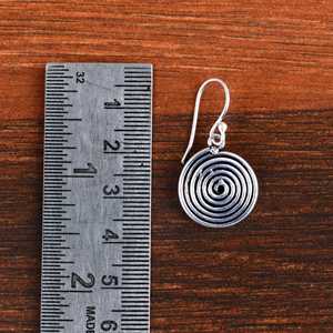 Boucles d'oreilles spirales au design antique, bijoux tribaux en laiton pour femmes, finition argent oxydé, style bohème, géométriques, pendantes, vente en gros/OEM - Product Image 4