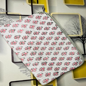 Sacs pour ordinateur portable et étuis pour ordinateur portable personnalisés en soie cousue kantha sérigraphiés à motifs floraux, idéaux pour la revente - Product Image 3