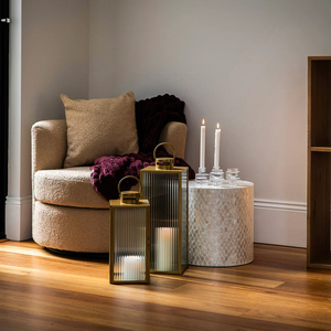 Lanterne en métal doré avec panneaux de verre nervuré et porte bougeoir rectangulaire pour décoration intérieure moderne mariages et éclairage - Product Image 4