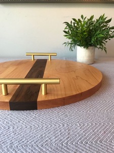 Bandejas de madera hechas a mano de gran calidad, diseño único con forma redonda y mango de metal a la venta - Product Image 2