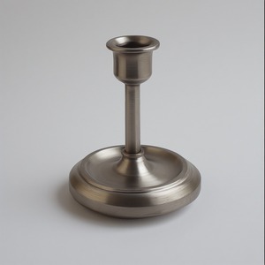 Bougeoir de Noël en aluminium poli conçu avec un appel festif élégant offrant un style moderne pour la décoration de vacances - Product Image 1