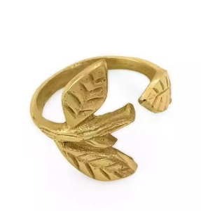 Latest New Leaf Shaped Metal Napkin Holder Round Napkin Ring for Event Table Decoration Wholesale Price - Product Image 2